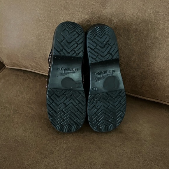 Womens black with pink stitching breast cancer awareness Dansko clogs - Picture 10 of 10